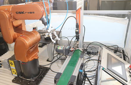 轉(zhuǎn)盤式智能上下料激光打標機 轉(zhuǎn)盤式智能上下料激光打標機