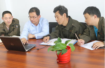 轉(zhuǎn)盤式智能上下料激光打標機 轉(zhuǎn)盤式智能上下料激光打標機