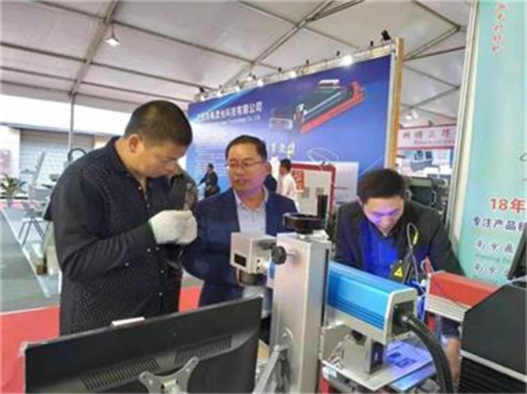 客戶看激光焊接的效果 客戶看激光焊接的效果